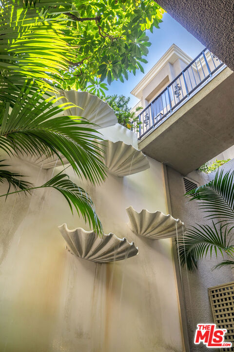 8455 Fountain Avenue, West Hollywood CA: https://media.crmls.org/mediaz/a278b4fe-57dc-4551-adcd-6d7d2308ed94.jpg