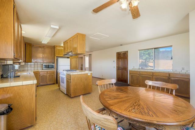 25861 E Old Julian Hwy, Ramona CA: https://media.crmls.org/mediaz/a27989b2-165a-4e98-b307-439f3b485315.jpg