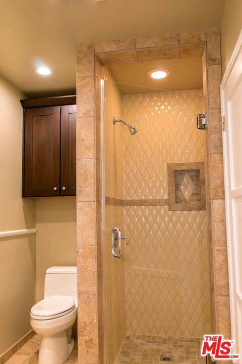 438 S Palm Drive, Beverly Hills CA: https://media.crmls.org/mediaz/a27a51e1-895d-487e-806f-08fb62a276c3.jpg