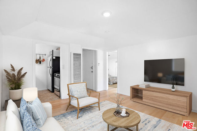 29 Brooks Avenue, Venice CA: https://media.crmls.org/mediaz/a27a935e-fcab-47bc-95a6-250631cad059.jpg