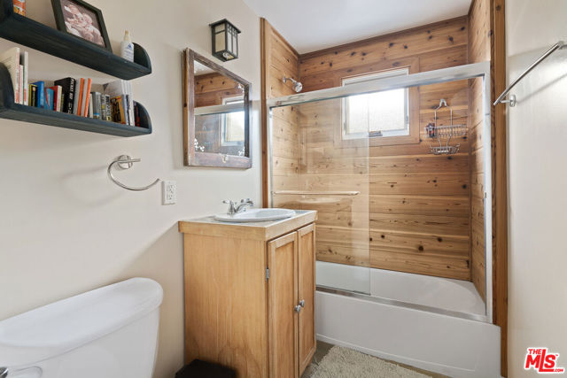 2439 Glyndon Avenue, Venice CA: https://media.crmls.org/mediaz/a27b6046-7c08-4633-86ca-1d34544b53c7.jpg
