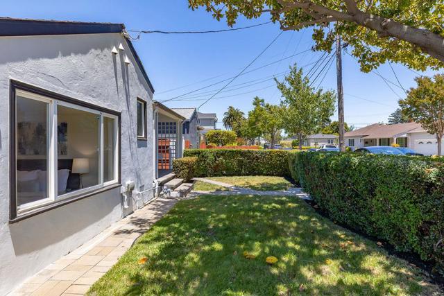 1032 Toyon Drive, Burlingame CA: https://media.crmls.org/mediaz/a27b9dcd-7d9b-4b81-b963-c85ac00f7bba.jpg
