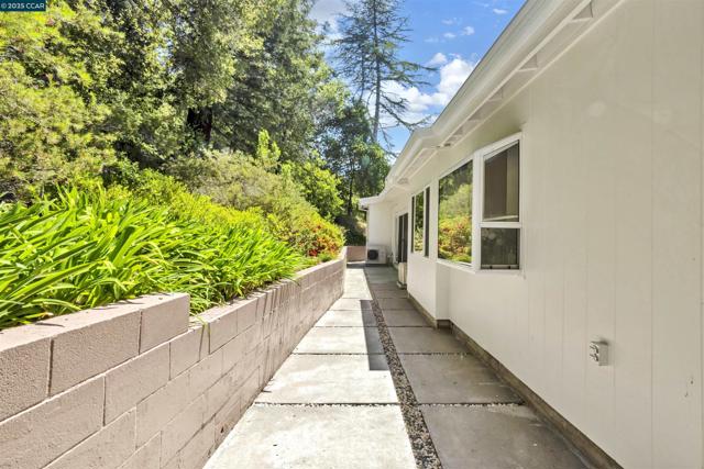 18 Van Tassel Ln, Orinda CA: https://media.crmls.org/mediaz/a27c9adc-f157-4824-a77b-254dacb236c4.jpg