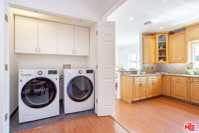15065 Vose Street, Van Nuys CA: https://media.crmls.org/mediaz/a27da0e6-0273-472e-90e8-95c0bc94a566.jpg