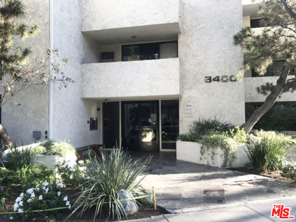 8400 De Longpre Avenue #104