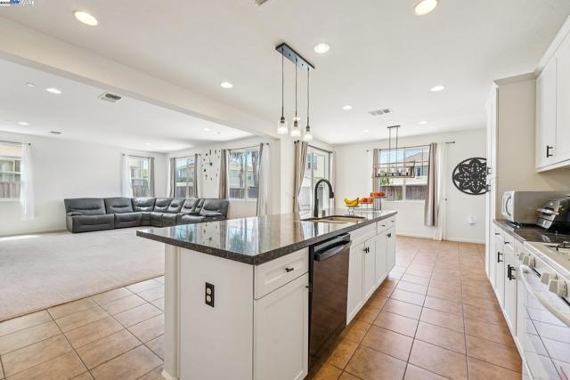 4778 Hawkins St, Antioch CA: https://media.crmls.org/mediaz/a27f7f70-1a40-4b2e-b801-8ed686c36c4d.jpg