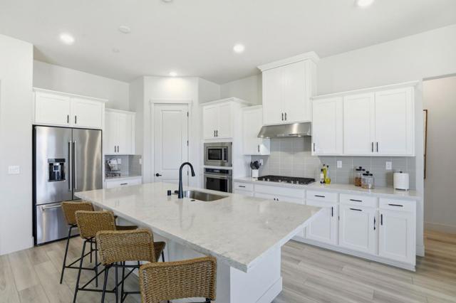 208 Luna Way, Hollister CA: https://media.crmls.org/mediaz/a2803e43-f123-4606-b70d-b94cbb7b77d1.jpg