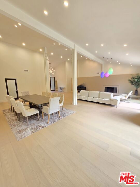 16544 Park Lane Circle, Los Angeles CA: https://media.crmls.org/mediaz/a280b1ed-3e22-48dd-a64c-1764dbd2bdbe.jpg