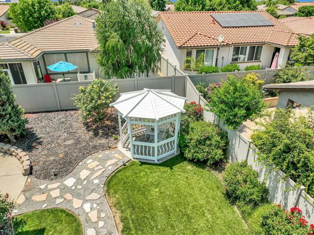 2453 Gardenstone Pl, Manteca CA: https://media.crmls.org/mediaz/a28250ac-2237-48bf-99f8-436691be3e4b.jpg