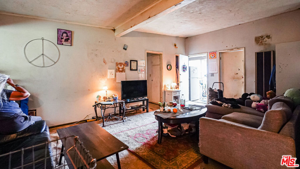https://media.crmls.org/mediaz/a2825fa6-1bbe-414a-8077-78caa5d9f6a1.jpg?preset=X-Large