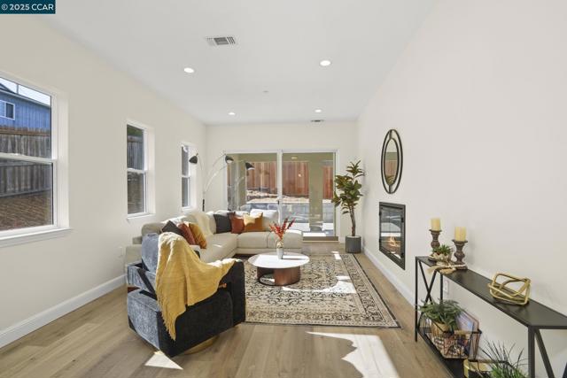 207 Valley View Pl, El Sobrante CA: https://media.crmls.org/mediaz/a28270e4-f731-400d-acc6-69e64d33e842.jpg