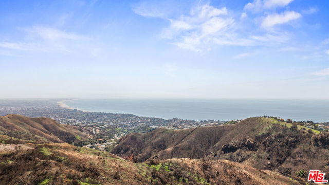 1821 Chastain, Pacific Palisades CA: https://media.crmls.org/mediaz/a28421a7-7005-451e-9891-42841b3369a5.jpg