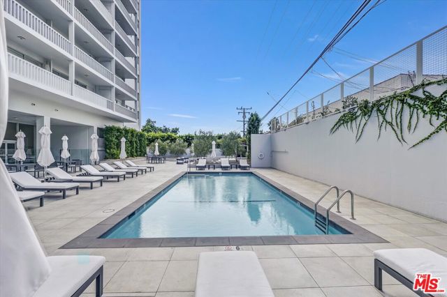 999 N Doheny Drive, West Hollywood CA: https://media.crmls.org/mediaz/a2843c3b-dff3-4251-b7d8-7b2b42f36907.jpg