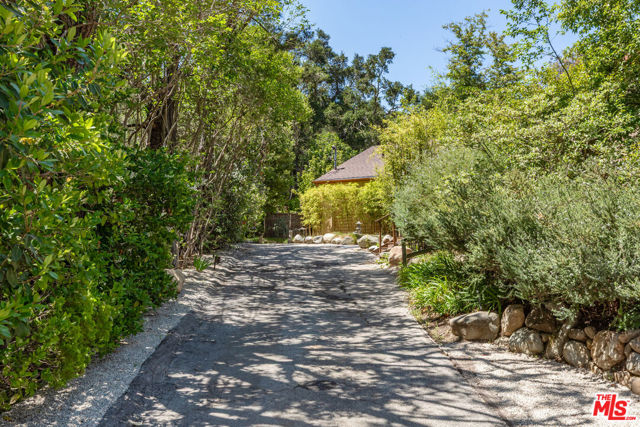 1064 Meadows End Drive, Calabasas CA: https://media.crmls.org/mediaz/a28460c3-612d-4f37-824a-9b4fc6d8b3dd.jpg