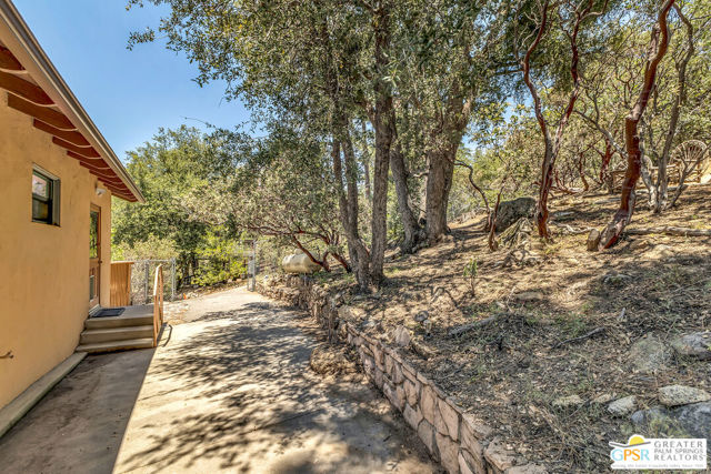 26540 Crestview Drive, Idyllwild CA: https://media.crmls.org/mediaz/a285525f-8bd9-4fbc-adb1-9c36cc22a57f.jpg