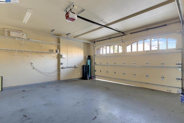 1037 Sunset Creek Ln, Pleasanton CA: https://media.crmls.org/mediaz/a285a45a-86bf-4865-a4b6-805775573097.jpg