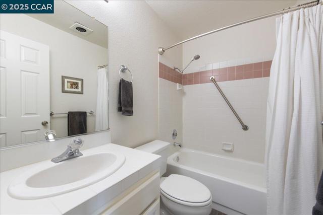 609 Commodore Dr, Richmond CA: https://media.crmls.org/mediaz/a285dc51-b634-48f3-9da6-673fbbb7724e.jpg