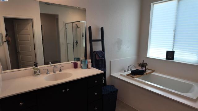 17516 Gemini Ct, Lathrop CA: https://media.crmls.org/mediaz/a28744ba-36dd-403f-9000-8b03120d6bde.jpg