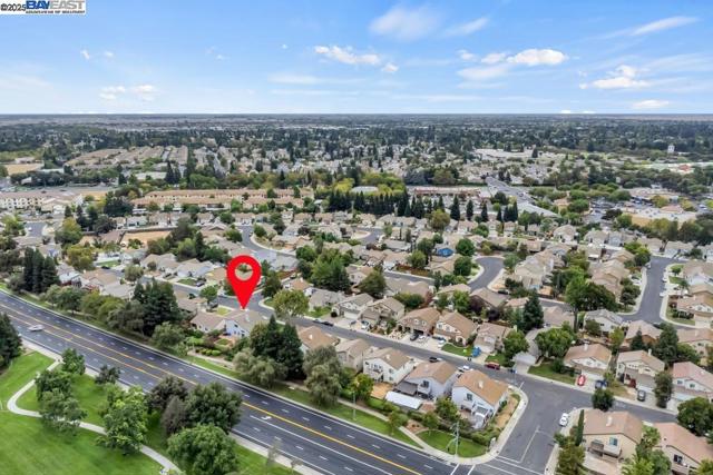 9193 Bungalow Way, Elk Grove CA: https://media.crmls.org/mediaz/a2875228-3c14-445b-8033-6003729f22cd.jpg