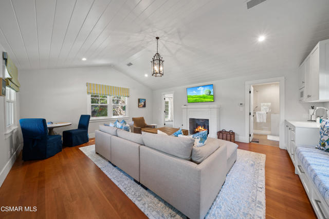 1464 Hidden Valley Road, Thousand Oaks CA: https://media.crmls.org/mediaz/a2876479-ea95-4c11-bbe9-3e4533e24543.jpg