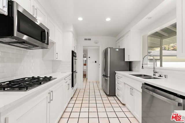 3761 Sheridge Drive, Sherman Oaks CA: https://media.crmls.org/mediaz/a2885b2e-e8e8-4bbb-971f-20fca8c6b641.jpg