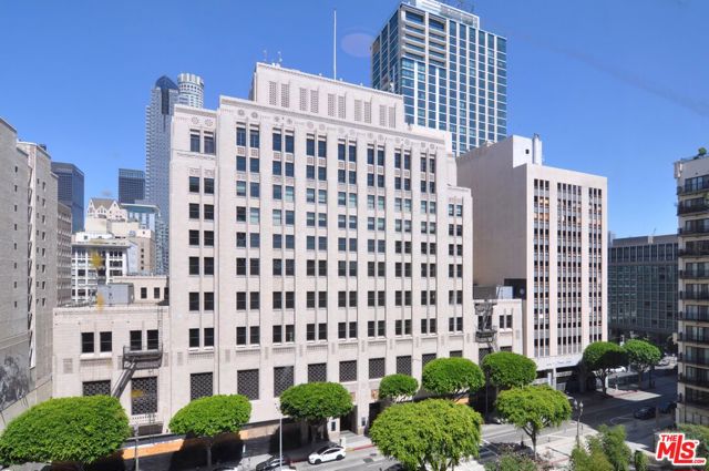 460 S Spring Street, Los Angeles CA: https://media.crmls.org/mediaz/a288b144-9c47-4cef-90de-879ab6ee3f5f.jpg