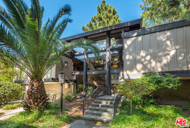 7211 Raintree Circle, Culver City CA: https://media.crmls.org/mediaz/a288bd03-ff2c-4ee3-85ac-9d61b68c6d00.jpg