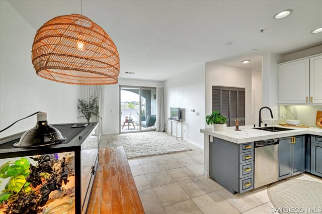 3877 Pell PL, San Diego CA: https://media.crmls.org/mediaz/a288df42-7e65-4362-9a3b-f63fa19c2663.jpg
