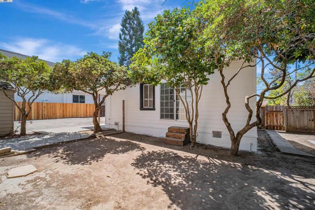 3780 Somerset Ave, Castro Valley CA: https://media.crmls.org/mediaz/a289a354-6db2-4665-a370-1cf98acc14b2.jpg