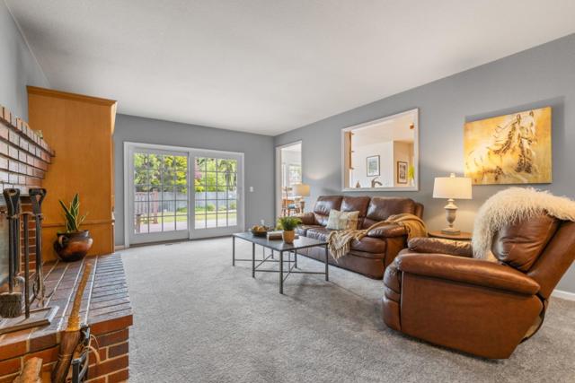 315 Valdez Avenue, Half Moon Bay CA: https://media.crmls.org/mediaz/a28a4c98-6d9c-4187-80ca-0956dd173a64.jpg