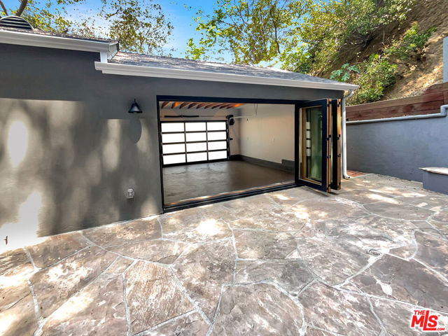 2252 Verde Oak Drive, Los Angeles CA: https://media.crmls.org/mediaz/a28a7d42-2c93-4d53-8a42-75eca14362da.jpg