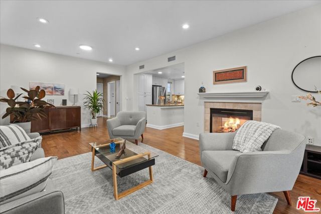 12975 Agustin Place, Playa Vista CA: https://media.crmls.org/mediaz/a28b015a-883e-48ab-91b4-2fff7fe338d5.jpg
