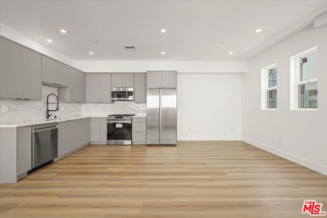 910 N Hudson Avenue, Los Angeles CA: https://media.crmls.org/mediaz/a28be663-2b0a-460e-9093-5b3ef576d3b5.jpg