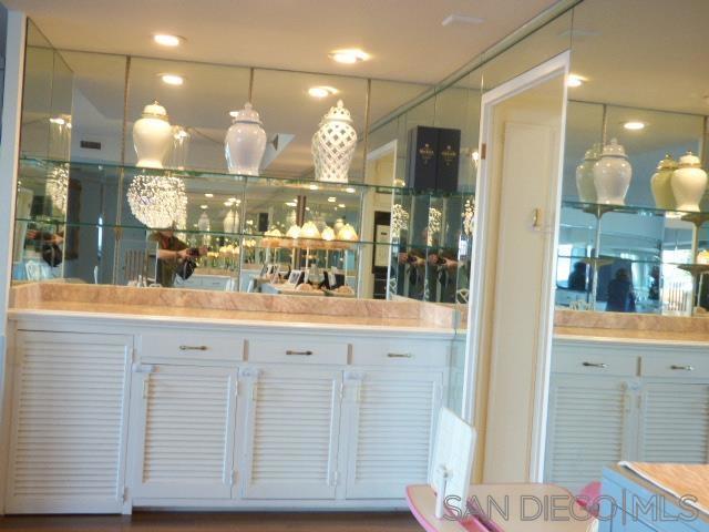 939 Coast Blvd, La Jolla CA: https://media.crmls.org/mediaz/a28c7d9e-761f-42ba-9624-2f158693d560.jpg