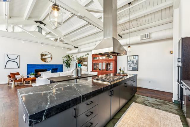311 4th St, Oakland CA: https://media.crmls.org/mediaz/a28e326b-f738-4c5f-a7f7-6b4faa438cf0.jpg