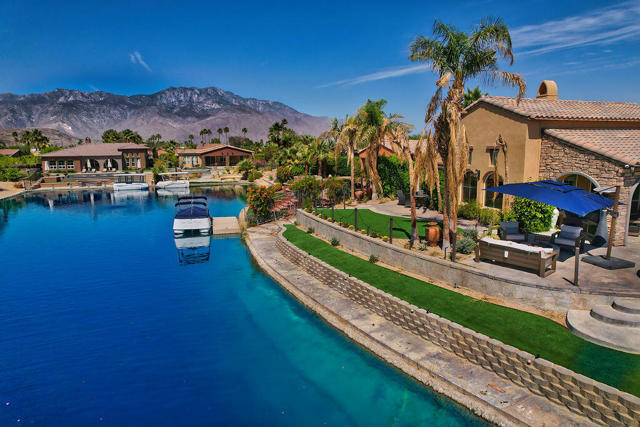 9 Via Santanella, Rancho Mirage CA: https://media.crmls.org/mediaz/a28e7df6-dd7b-4cc5-8a56-0ea4e52f622e.jpg
