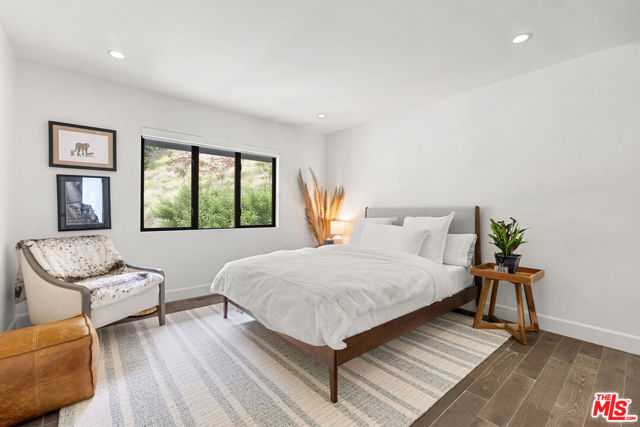 1739 San Ysidro Drive, Beverly Hills CA: https://media.crmls.org/mediaz/a28fd1f7-3758-4be8-99e1-8df34a3ec207.jpg
