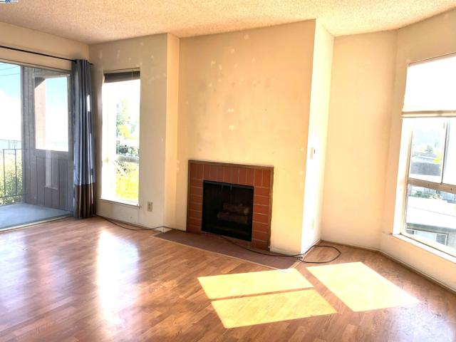 3751 Harrison St, Oakland CA: https://media.crmls.org/mediaz/a2901c8e-0dc1-4ac9-ac97-a1cab74c9a60.jpg
