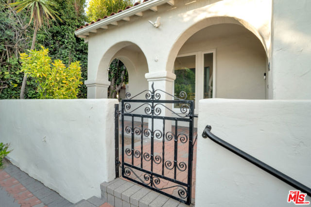 2148 Prosser Avenue, Los Angeles CA: https://media.crmls.org/mediaz/a290aaa7-3be1-4735-a670-1d7a360963c6.jpg