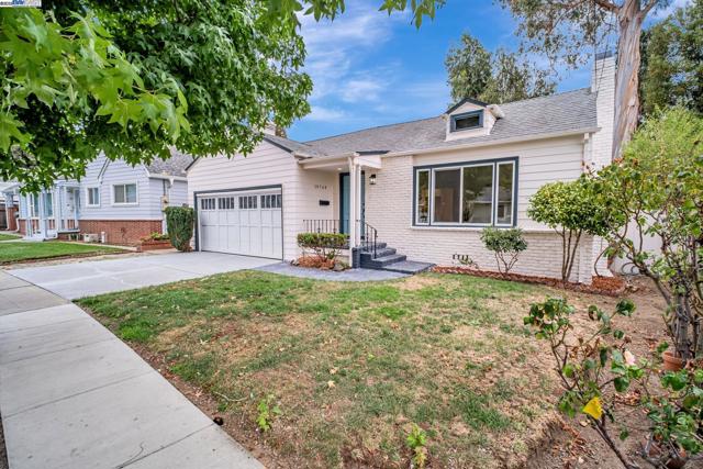 18760 Sandy Rd, Castro Valley CA: https://media.crmls.org/mediaz/a290cea2-f95e-4a0d-b741-c1e4257c8de5.jpg