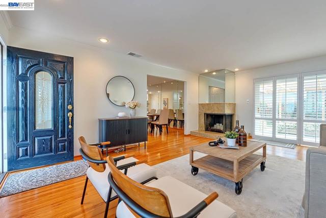 1515 Miramonte Ave, Mountain View CA: https://media.crmls.org/mediaz/a290d921-169d-4f2c-abdb-d959245c2703.jpg