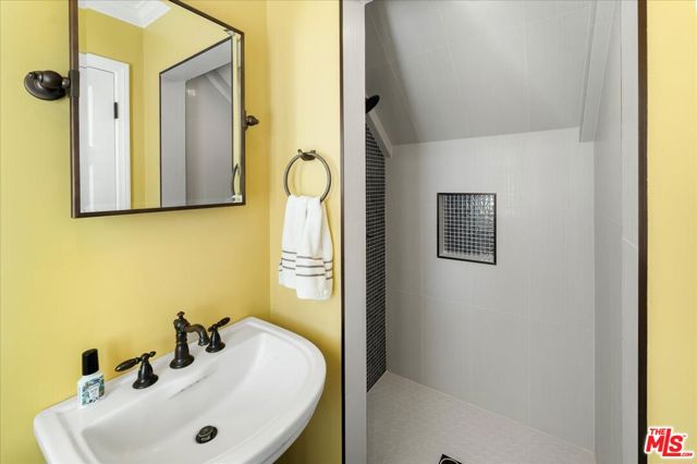 314 S Glenroy Avenue, Los Angeles CA: https://media.crmls.org/mediaz/a29129e8-7179-4bfc-b686-b9cfc19700f0.jpg