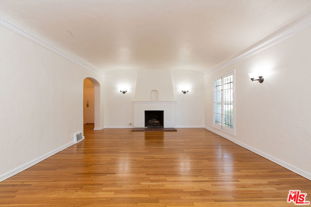 181 S Sycamore Avenue, Los Angeles CA: https://media.crmls.org/mediaz/a29155ba-c0d4-4e78-929a-931729d9adb2.jpg