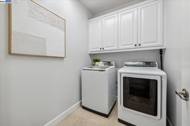 4875 Thorndike Ln, Dublin CA: https://media.crmls.org/mediaz/a29203e9-616b-4fb2-8845-0205e824acf4.jpg