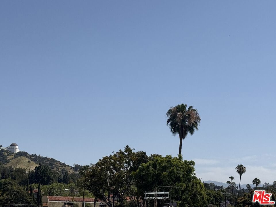 https://media.crmls.org/mediaz/a2925c6c-f6cb-4571-a9a3-205cbbb506b1.jpg?preset=X-Large