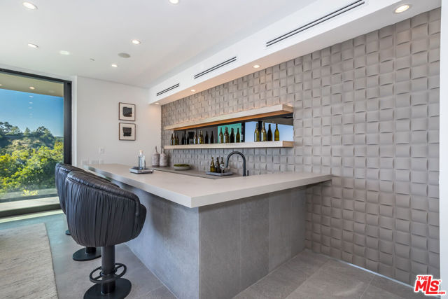 9406 Lloydcrest Drive, Beverly Hills CA: https://media.crmls.org/mediaz/a2926446-7aa1-49b1-aa1d-1009ed3cab6b.jpg