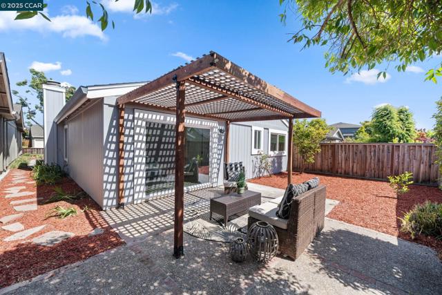 117 Brighton Rd, Alameda CA: https://media.crmls.org/mediaz/a2931ef8-ce8a-419e-bb8f-9c4815906ca2.jpg