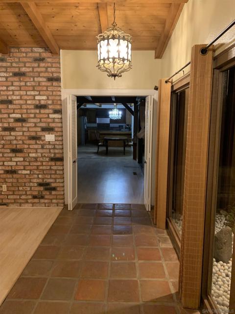 9109 Huntley Road, Fallbrook CA: https://media.crmls.org/mediaz/a29340e2-1feb-4d1e-b9d2-8bdb3bda56fe.jpg