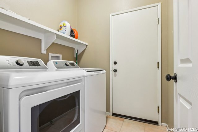 24641 Lincoln AVE, Murrieta CA: https://media.crmls.org/mediaz/a2937de7-2ffe-4feb-85c7-b2668debbb99.jpg