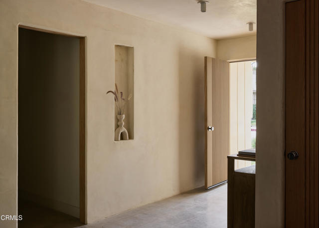 Detail Gallery Image 5 of 38 For 4781 Round Top Dr, Los Angeles,  CA 90065 - 4 Beds | 2 Baths